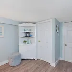 Quaint 1 Bedroom Lower Suite In Victoria, Bc