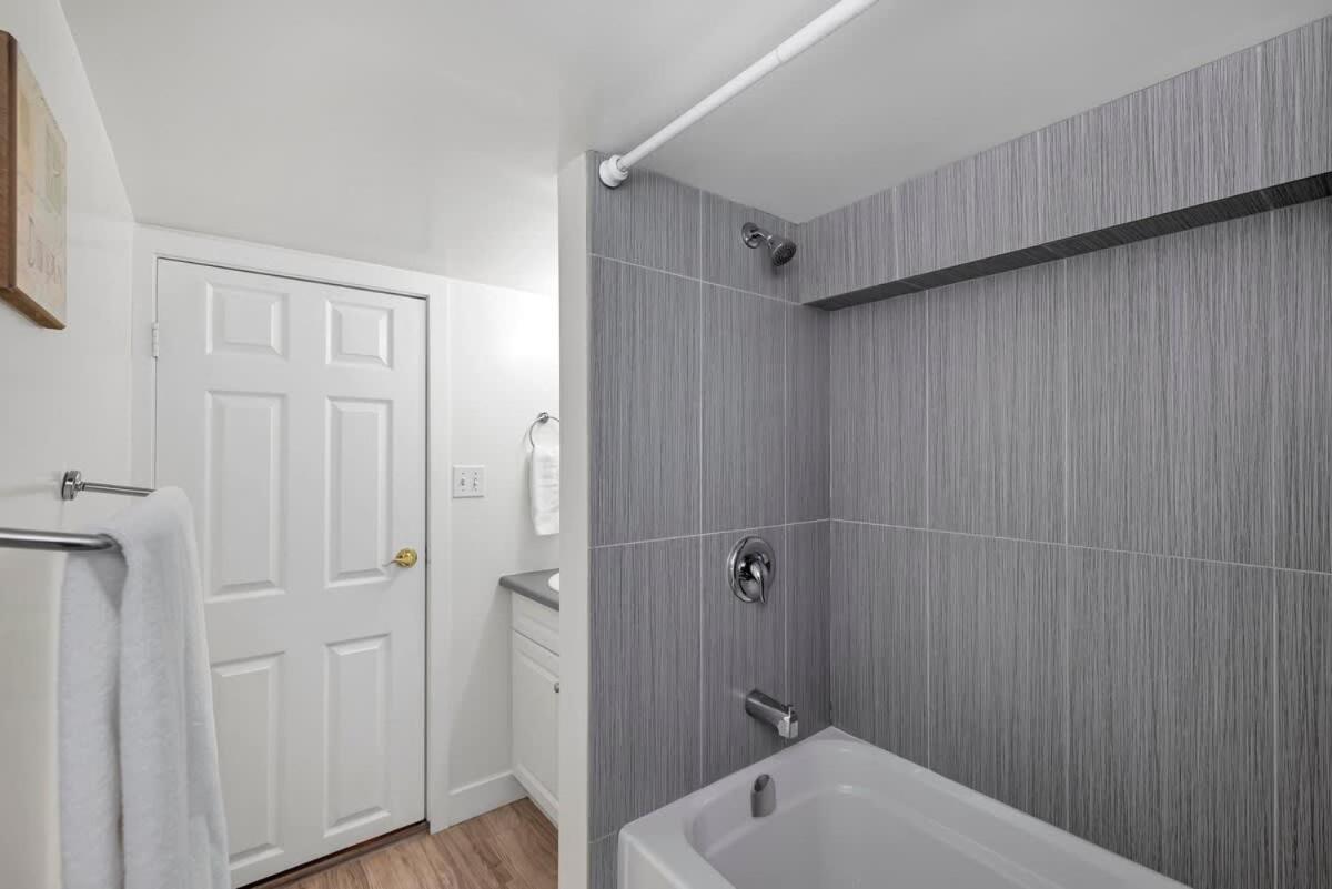 Quaint 1 Bedroom Lower In Victoria, Bc Rumah liburan Victoria