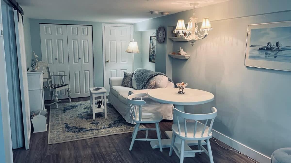 Quaint 1 Bedroom Lower In Victoria, Bc *